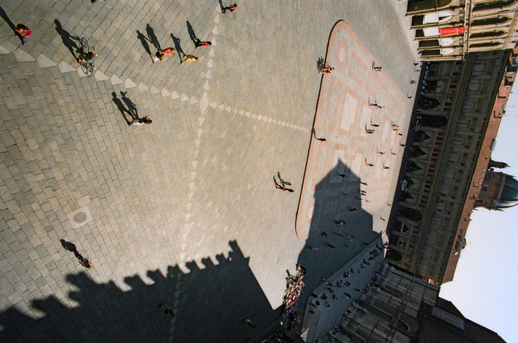 Foto di Simone Martinetto tratta dalla serie VIAGGIATORI / Photo by Simone Martinetto from " VIAGGIATORI / TRAVELERS " series; Simone Martinetto; Martinetto; Viaggiatori; colombi; piccioni viaggiatori; colombi viaggiatori; racing pigeons; pigeons; travelers; foto colombi; foto piccioni; foto piccioni viaggiatori; pigeons photo;